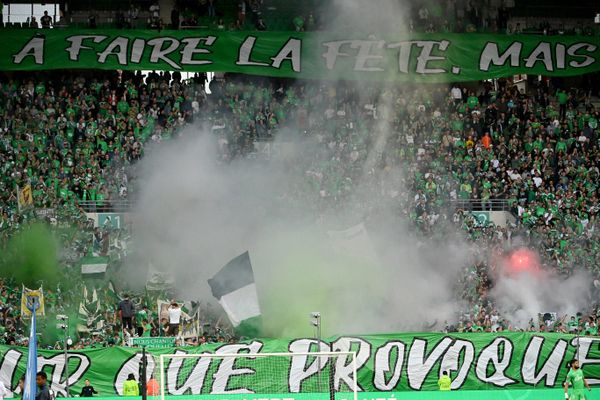 29 mai 2022 : la fin de match dégénère lorsque l'ASSE perd aux tirs aux buts face à l'AJ Auxerre, et se retrouve relégué en L2.