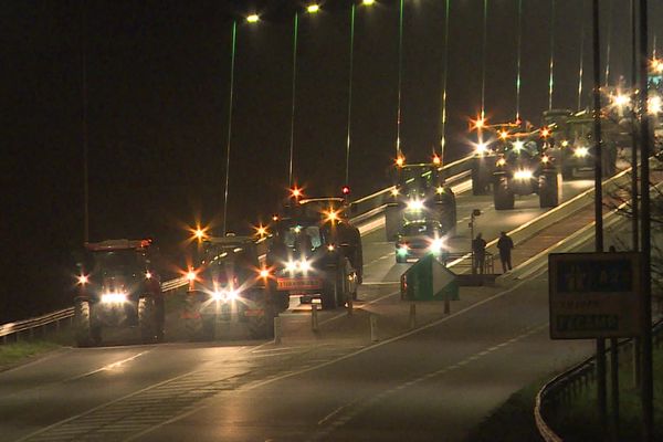 La vingtaine de tracteurs qui bloquait l'autoroute A13, dans l'Eure, a levé le blocage le soir du mercredi 24 janvier avant de reprendre jeudi 25 vers 9h30.