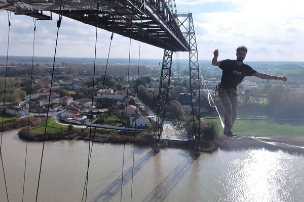 Les membres de l'association Slack'A'Lot traversent le Pont Transbordeur, à 50 mètres du sol, sur une distance de 130 mètres.