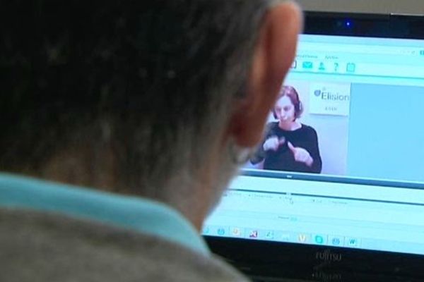 Un ordinateur, une webcam et un interprète en langue des signes constituent le relais téléphonique de "Websourd"