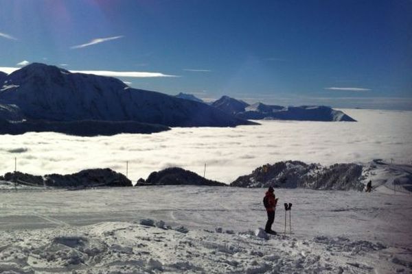 Au fond, vue sur la mer de nuages. Photo prise de Chamrousse ce 1er décembre.