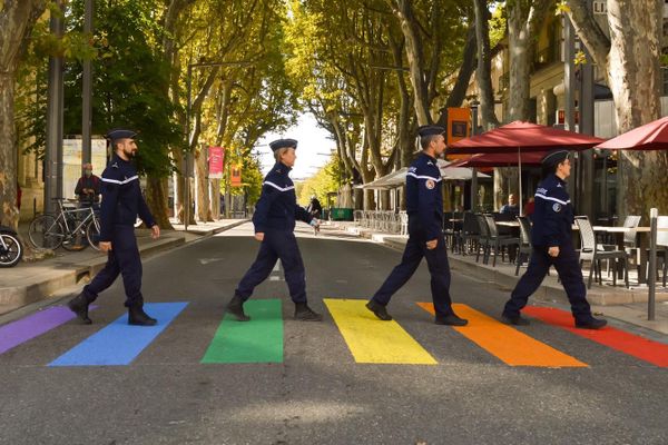 Quatre gendarmes posent sur un arc-en-ciel à Avignon 