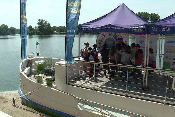 Des ateliers sur une péniche pour sensibiliser à la protection des océans.