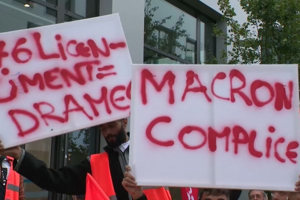 Sur les pancartes, les salariés n'ont pas oublié la visite d'Emmanuel Macron il y a trois ans