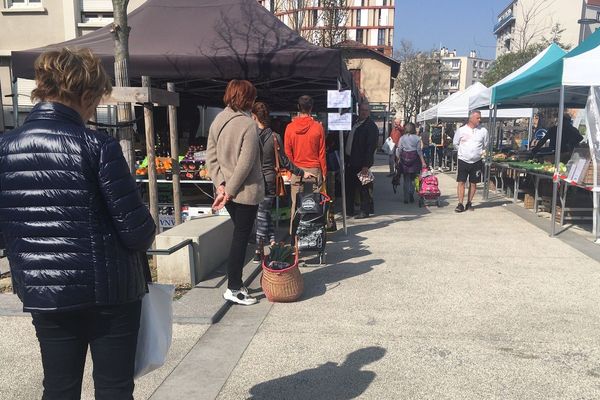 Les marchés hebdomadaires, quand ils ont lieu, se vident de leurs clients à Lyon ou Villeurbanne. 