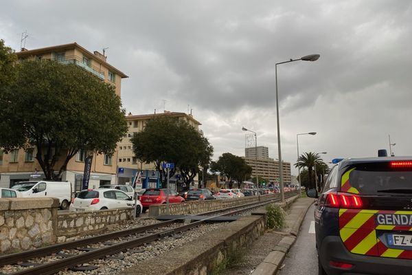 La circulation à l'entrée d'Ajaccio, ce vendredi matin, suite à la rupture d'une canalisation.