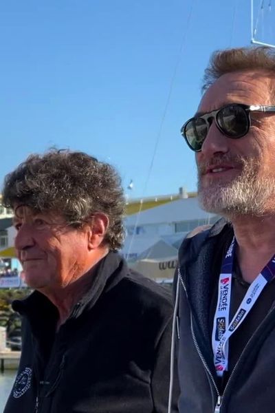 Jean-Paul Rouve accompagné de Jean Le Cam sur les pontons du Vendée Globe aux Sables d'Olonne