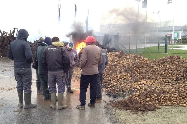 La plateforme logistique d'Intermarché bloquée par les agriculteurs