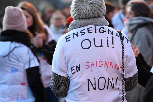 Des enseignants manifestent contre le nouveau baccalauréat lors de la tenue d'épreuves E3C, ce lundi.