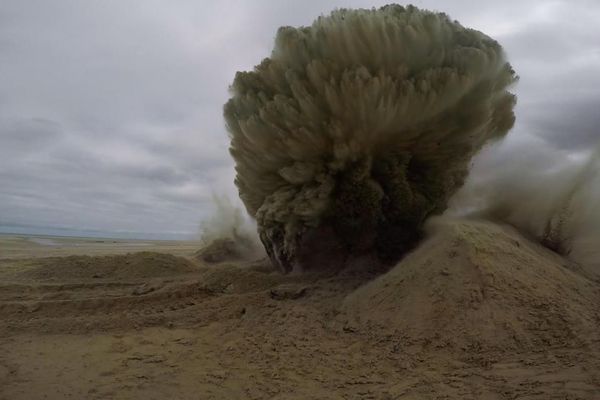 Explosion de 2 mines anti-char et d'un obus de 50 kg découverts sur la plage de Wissant