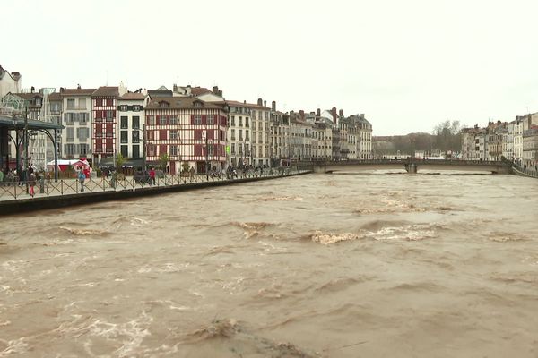 De la  frontière espagnole à Bayonne, l'autoroute A 63 est coupée dans le sens Espagne/France ce vendredi , toujours en fin de journée