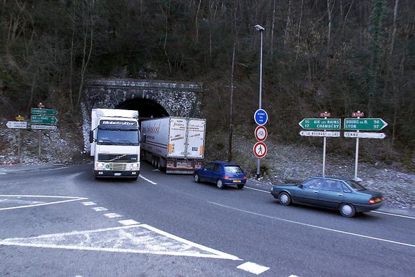 Le tunnel du Chat se situe en Savoie, sur les hauteurs du lac du Bourget.