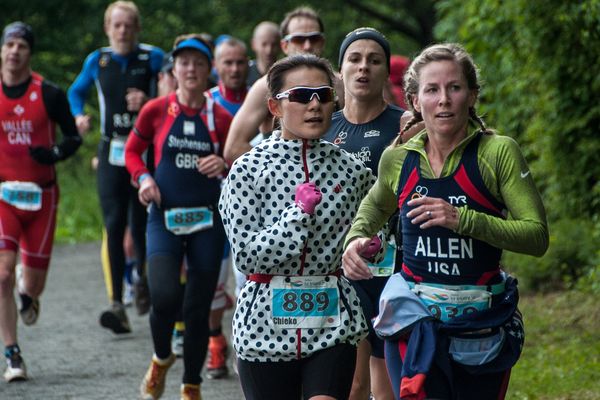 Pourquoi le triathlon les fait-il courir ? Gros plan sur la discipline