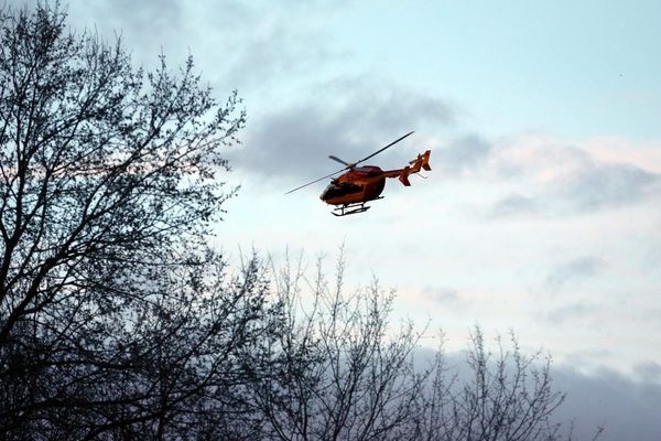 L'hélicoptère Dragon 63 est intervenu pour hélitreuiller un promeneur blessé sur le Puy de Montaudoux. (Photo d'illustration)