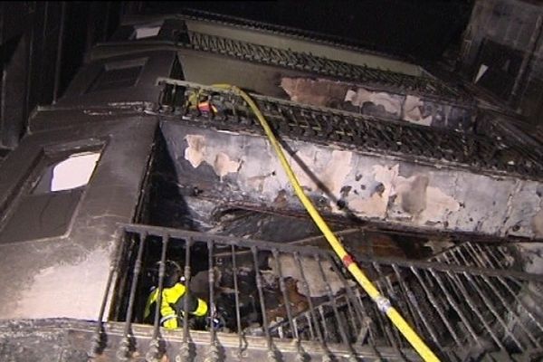 Le feu s'est déclaré dans la cour, au pied de l'escalier.