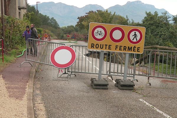 Depuis le 29 avril 2024 une route s'est effondrée à Voglans, elle est fermée à la circulation.