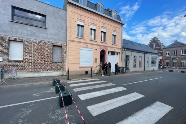 La structure de la maison de couleur saumon, composée d'un cabinet d'experts-comptables et l'habitation du premier étage, est concernée.