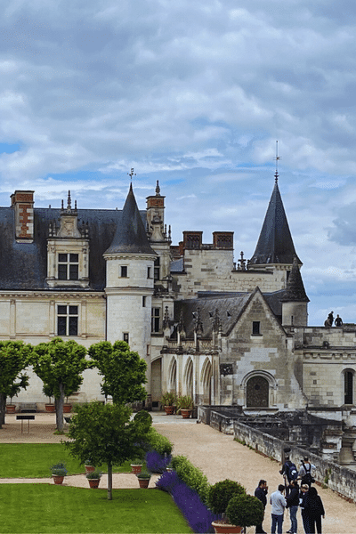 Le château royal d’Amboise surplombe la Loire.