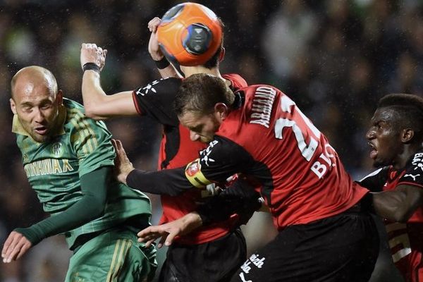 La défense rennaise en action vendredi 18 avril à Saint-Etienne. Sylvain Armand, Vincent Pajot et Tiemoue Bakayoko