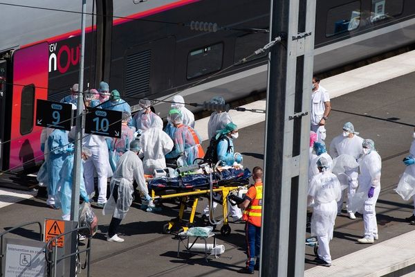 Le second train médicalisé, ici en arrêt en gare SNCF de Rennes (Ille-et-Vilaine) vers 13h45, avant de poursuivre vers Morlaix et Brest (Finistère). 