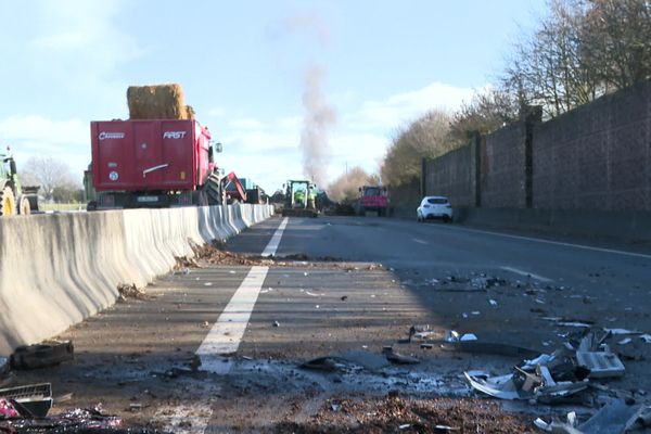 Un camion a percuté un tracteur au niveau d'un barrage sur la RN145