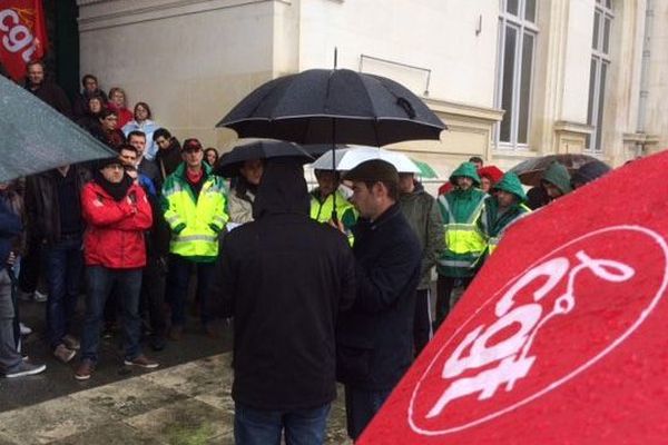 Des agents territoriaux de Niort ont manifesté ce matin de 11 h à 12 h 