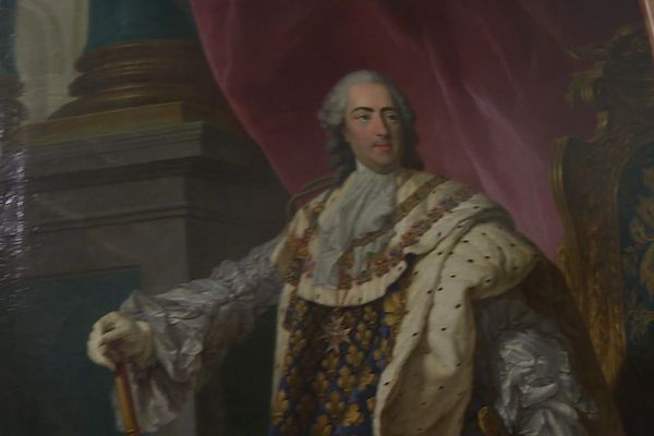 Portrait de Louis XV peint par Jean-Martial Frédou en 1763. Ignoré dans la salle du conseil municipal de Moissac, il pourrait être bientôt classé aux Monuments Historiques.