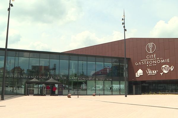 L'entrée principale de la Cité Internationale de la Gastronomie et du Vin