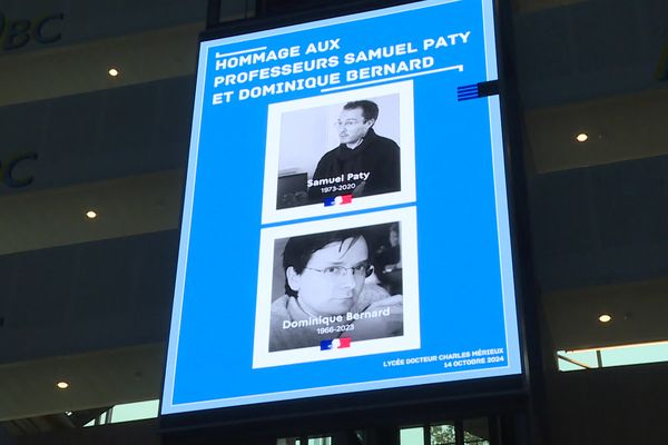 Au Lycée Mérieux, les portraits de Samuel Paty et Dominique Bernard ont été affichés pour cette journée d'hommage.