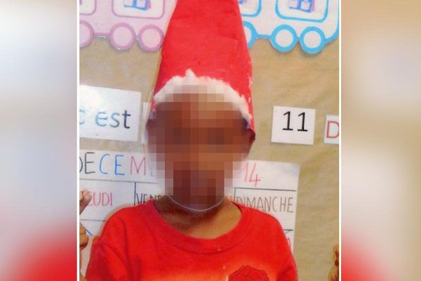 La photo de Rifki, le jeune enfant enlevé, diffusée par la police dimanche 16 août. Son visage a été flouté après que l'enfant a été retrouvé. 