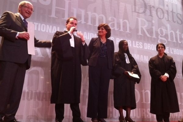 L'avocat lillois Charles Merlen, avec le micro, a remporté le 24e concours de plaidoieries des avocats organisé ce dimanche au Mémorial de Caen