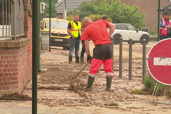 Des coulées de boue se sont déversées à Héninel après les forts orages de ce 12 mai 2024.