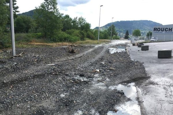 A Brives-Charensac, les inondations de la nuit ont laissé des traces. Samedi matin, les gravats et les coulées de boue sont visibles un peu partout.