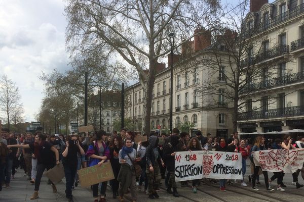 Une centaine de lycéens s'est ajouté au cortège d'étudiants