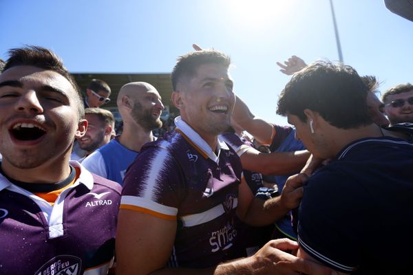 La joie des rugbymen du SA XV qui retrouveront la Pro D2 la saison prochaine, après leur victoire contre Valence-Romans au stade Chanzy dimanche à Angoulême (Charente).