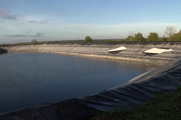 Dégradation de la réserve d'eau aux Roches-Prémaries-Andillé (Vienne).