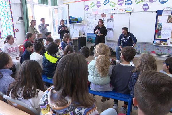 Patrick Bruel a rendu visite aux élèves de l'école primaire de la Roseraie, dans le 7ème arrondissement de Marseille