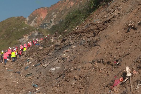 L'ancienne décharge s'étend sur 1 kilomètre le long de la mer