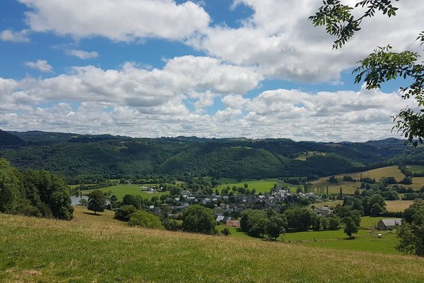 Menet dans le Cantal est l'un des villages cartes postales que nous allons vous faire découvrir 