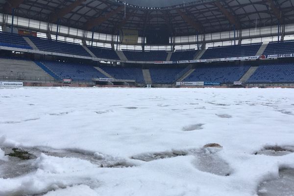 La pelouse du stade Bonal sous la neige