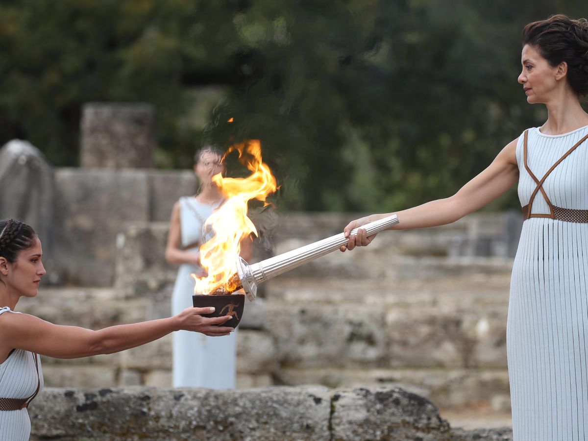 JO 2024 : comment la flamme olympique fait pour ne (presque) jamais  s'éteindre lors de ses déplacements