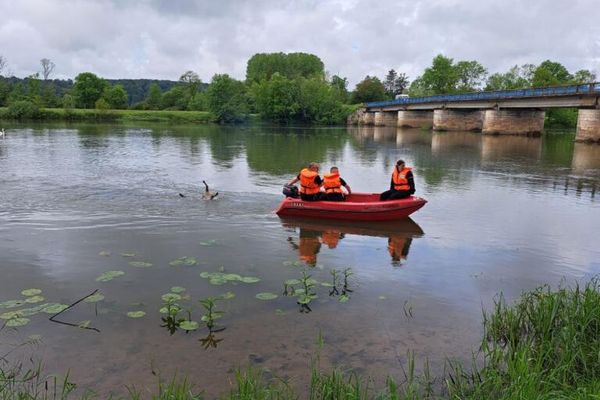 Les pompiers ont récupéré l'animal dans la Saône. Le chien était attaché à un parpaing avec une corde.