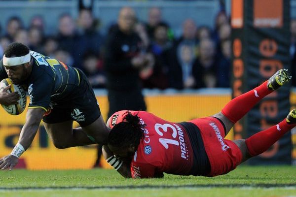 Le joueur de la Rochelle Levani Botia taclé par Mathieu Bastareaud du RCT.