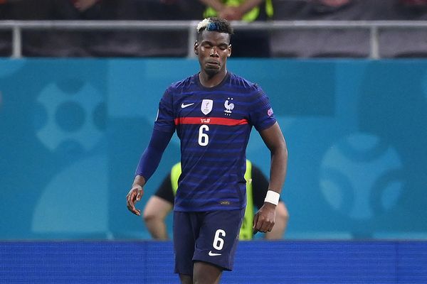 Des supporters d PSG déploient des banderoles contre l'arrivée de Paul Pogba  