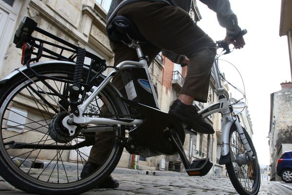 Salers et Allanche, deux petites communes du Cantal, proposent des journées de découverte du vélo à assistance électrique pour les seniors. L’objectif est d’encourager l’utilisation par les seniors d’un moyen de locomotion bénéfique pour leur santé.