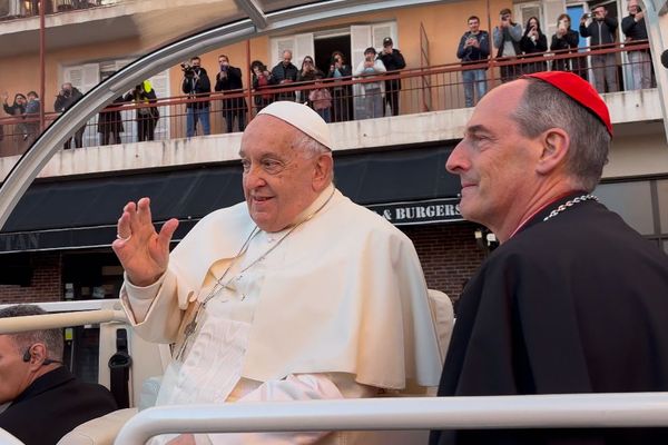 Le pape François et le cardinal Bustillo lors de leur passage au baptistère Saint-Jean.