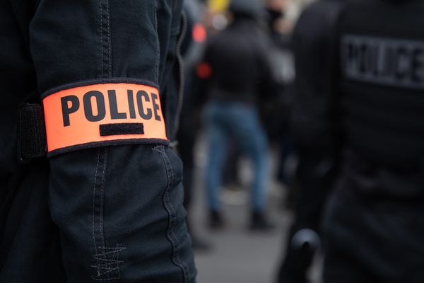 Un mineur de 17 ans a été placé en garde à vue, suspecté d'avoir percuté deux policiers à scooter.