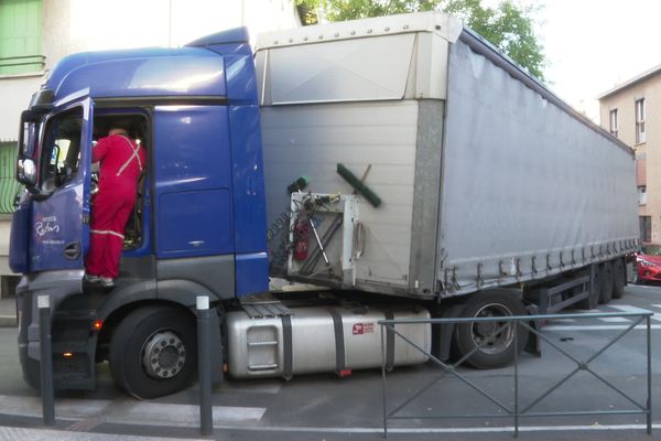 Perpignan - le chauffeur suit son GPS et reste bloqué durant 3 heures dans les rues étroites du centre-ville - 18 novembre 2024.