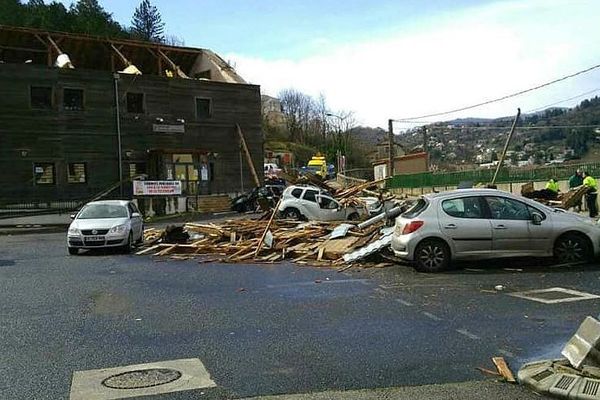 Le Vigan (Gard) - le toit du centre des impôts a été arraché par le vent - 2 mars 2020.