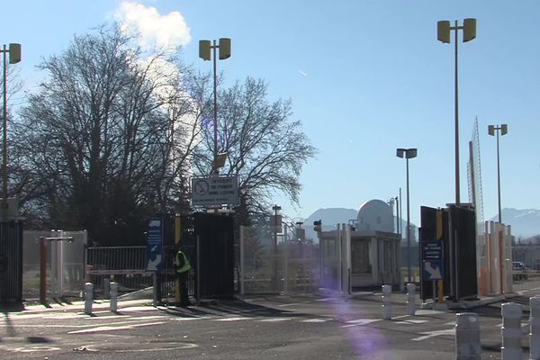 Un panache de fumée blanche était visible le 18 décembre 2023 au-dessus de la plateforme chimique de Pont-de-Claix, en Isère.